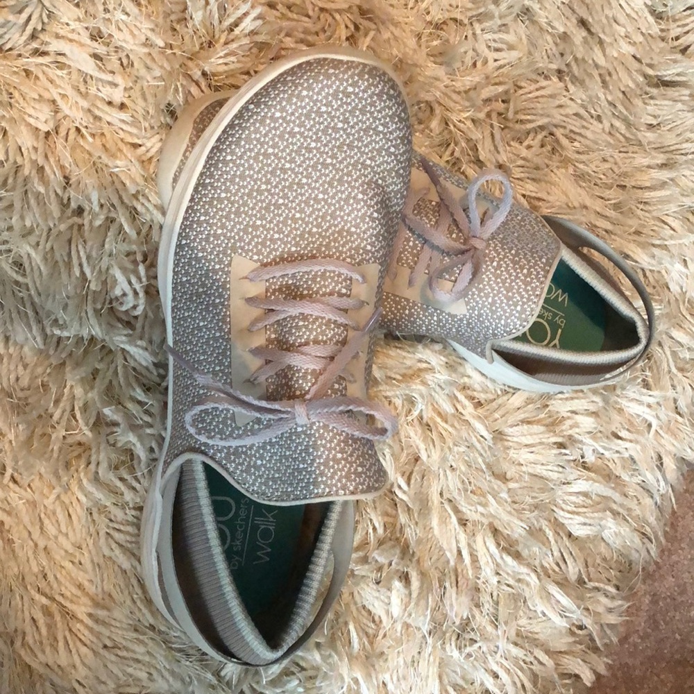 Tan sketchers tennis shoes.